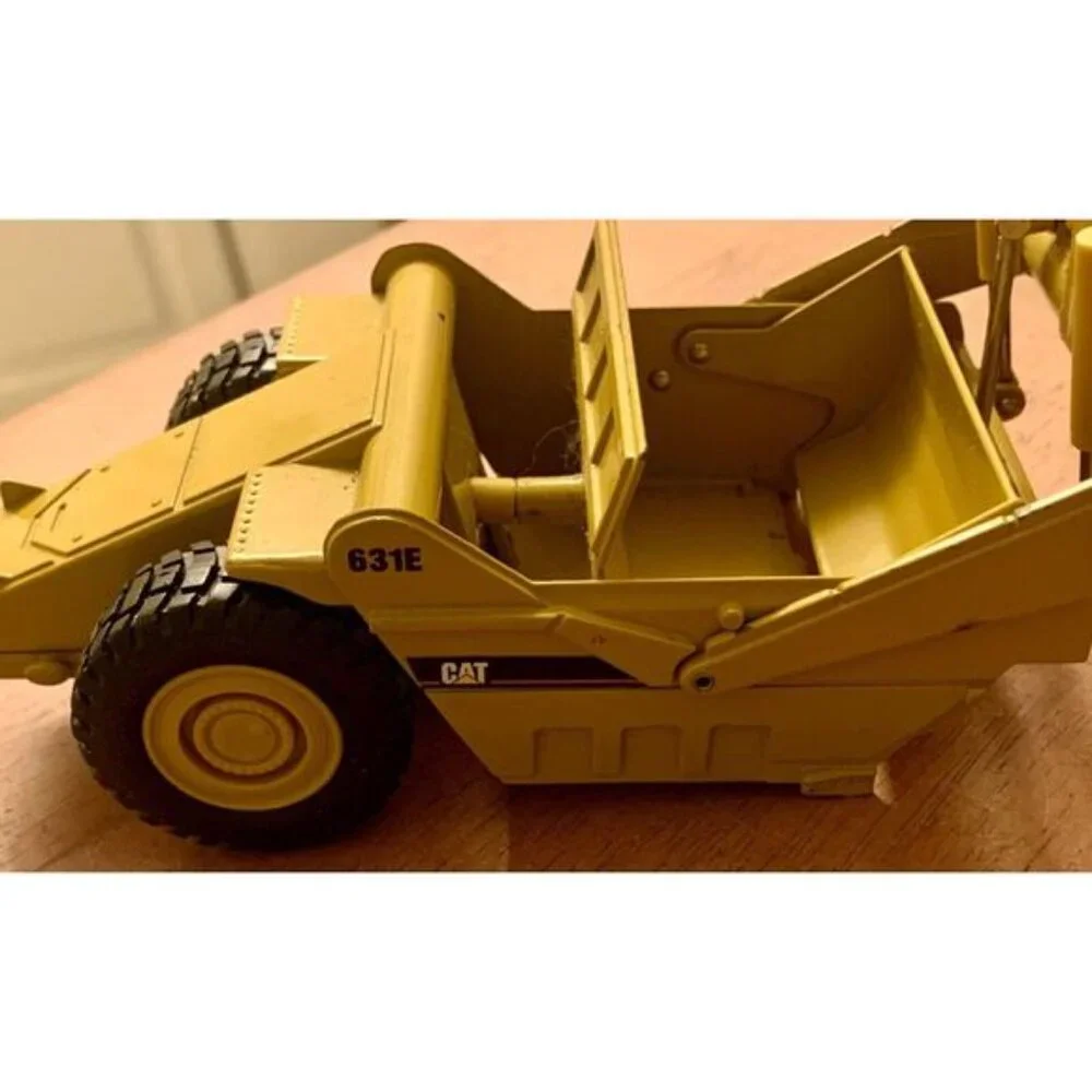 1:50 Norscot CAT 631E Caterpillar Die-Cast Scraper Tractor